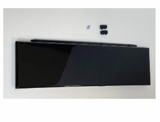 Sort låge med hængsler. 